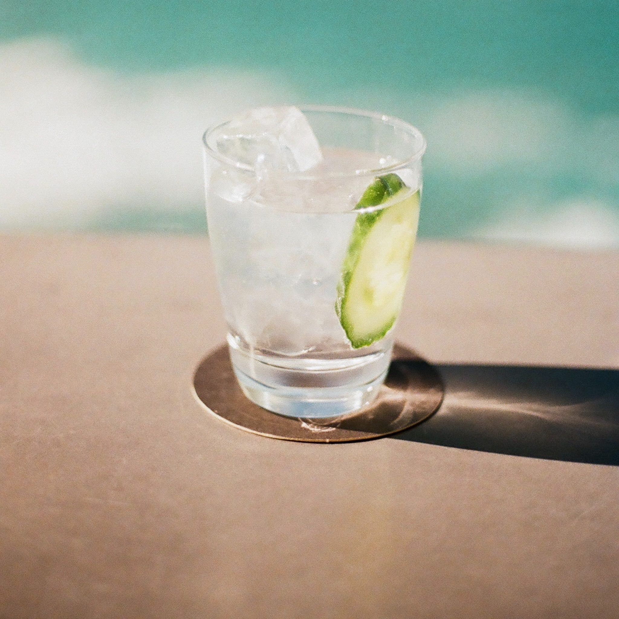 A gin and tonic cocktail